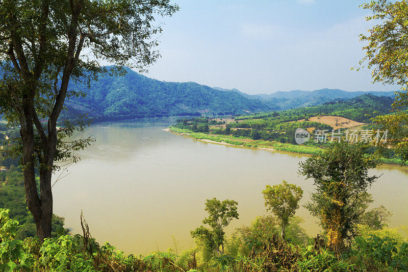 从YAI PHU KHOK NGIU平台上看到的湄公河和老挝边境